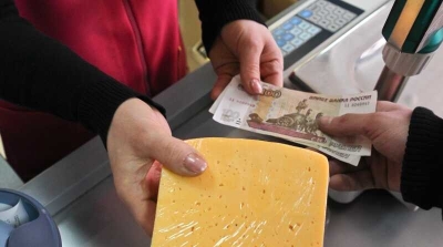 Россиянин стащил из магазина 26 пачек сыра и банку красной икры
